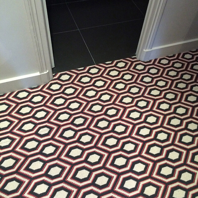 Tapis en laine à tissage plat, Jacquard Hex. Anthracite & Rouge