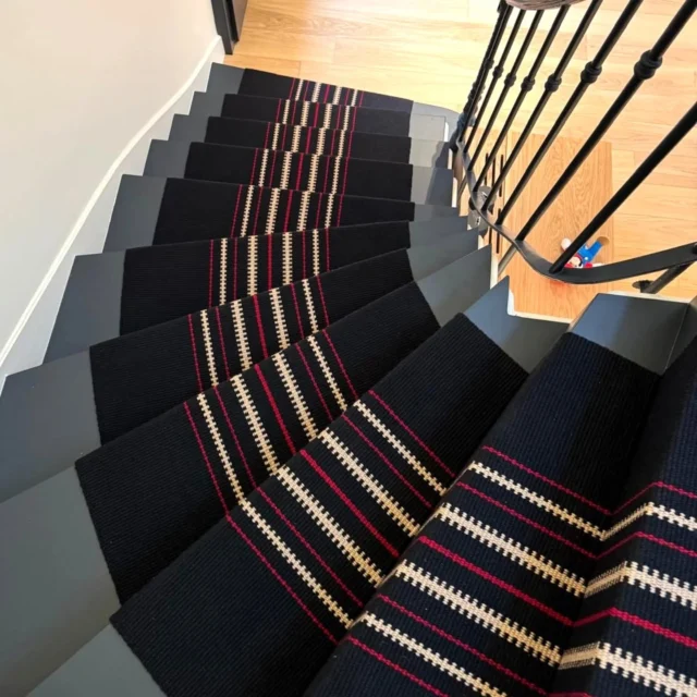 Collection Tissé Plat
Ref: Zip sur-mesure
Réalisé par @lucile.yee
Créé votre propre tapis sur mesure à partir de seulement 20 mètre carré.
100% laine
Fabriqué au Royaume-Uni