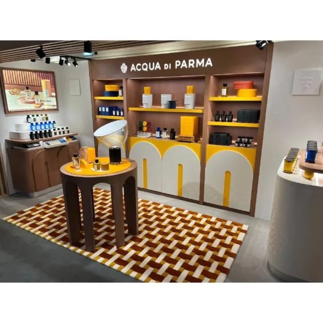 Introducing our exclusive Hartley Hand Tufted Rug Collection l, crafted from 100% natural materials. Available in any width and design, with a production time of only 4 weeks.

@hartleysofparis created for @acquadiparma
